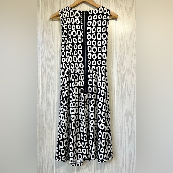 MAGGY LONDON LADIES BLACK WHITE SLEEVELESS STRETCH  DRESS ZIPPER SIZE 12 NWOT - Picture 3 of 3